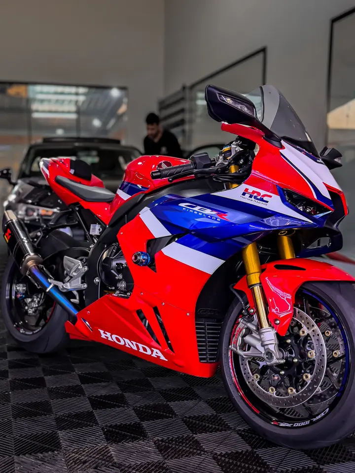 Honda CBR Triple R no estúdio da Unique